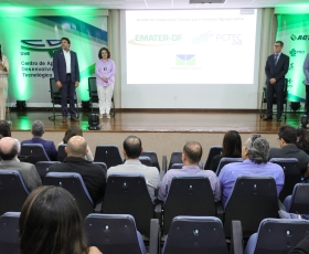 Assinatura simbólica do Acordo de Cooperação Técnica para Inovação Agropecuária entre a Empresa de Assistência Técnica e Extensão Rural do Distrito Federal (EMATER/DF). 04/12/2025. Foto: Beto Monteiro/Ascom UnB